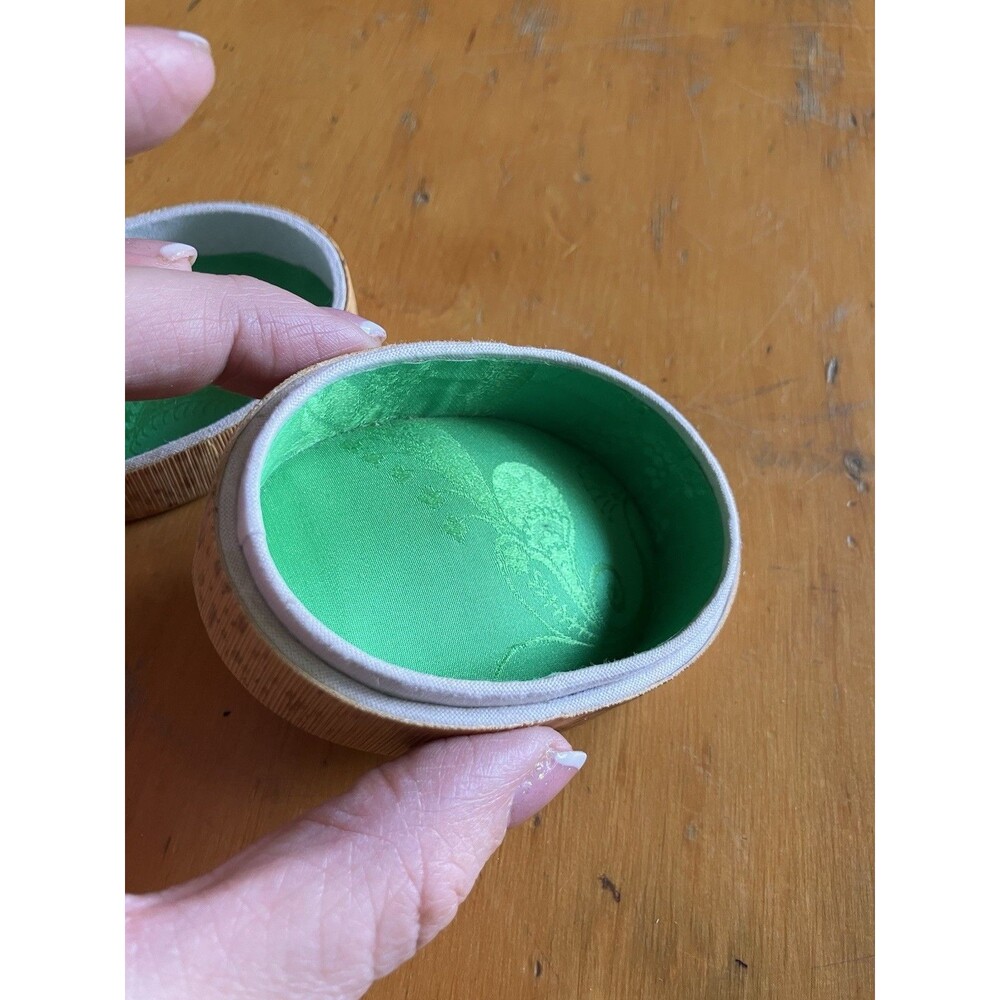 VTG Chinese Bamboo Straw Marquetry Flower Oval Trinket Small 3” Green Silk Lined - Picture 5 of 7